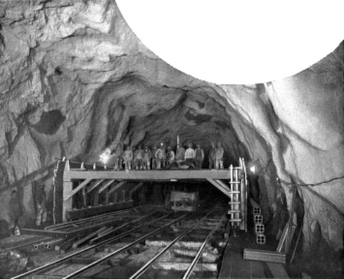 TRAVELER FOR ERECTING FORMS, CENTRAL PARK TUNNEL—(IN
THIS TUNNEL DUCTS ARE BUILT IN THE SIDEWALLS)