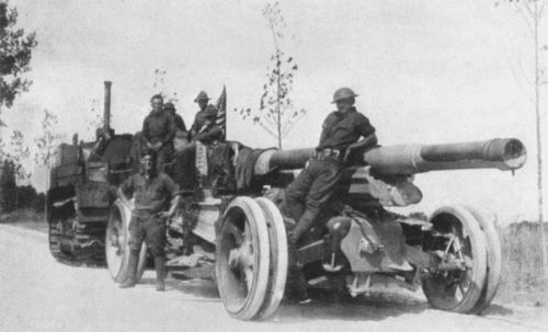 IN THE COURSE OF ITS PROGRESS TO THE VALLEY OF THE VESLE THIS 155 MM.
GUN AND OTHERS OF ITS KIND WERE EDUCATING THE BOCHE TO
RESPECT AMERICA. THE TRACTOR HAULS IT ALONG STEADILY
AND SLOWLY, LIKE A STEAM ROLLER