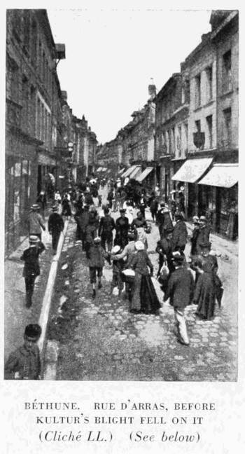 BTHUNE. RUE D'ARRAS, BEFORE
KULTUR'S BLIGHT FELL ON IT.
(Clich LL.) (See below)