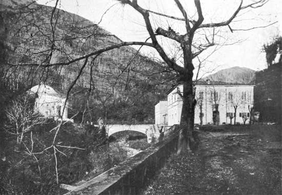 BAGNI DI LUCCA — PONTE A SERRAGLIO: OSPEDALE E CAPPELLA DEMIDOFF. (Fot. Pellegrini).